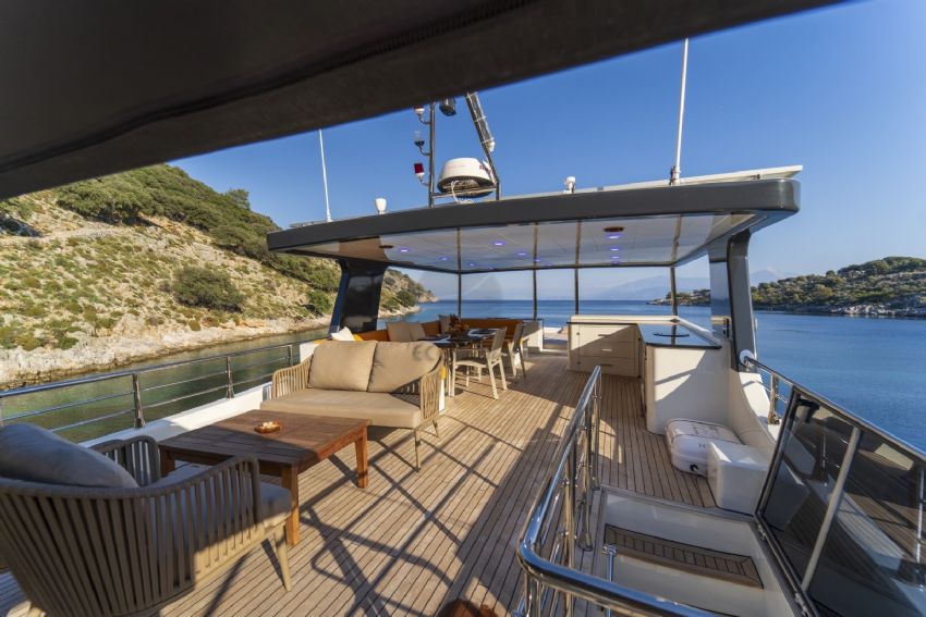 Perfect Trawler, Fly Bridge