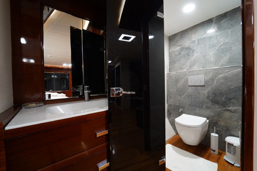 Perfect Trawler, Bathroom & WC