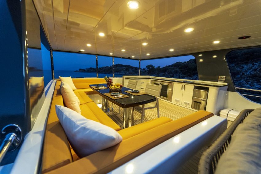 Perfect Trawler, Fly Bridge