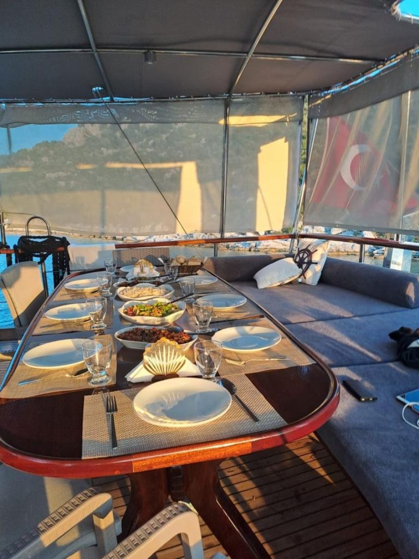 Prenses Gülce Gulet, Arka Güverde, Yemek masası