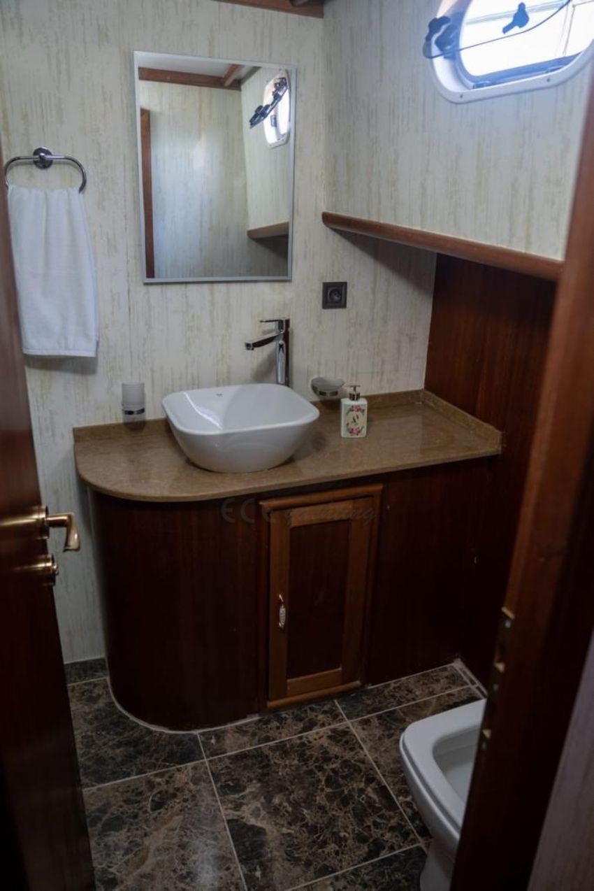 Queen Duru, Banyo & Wc