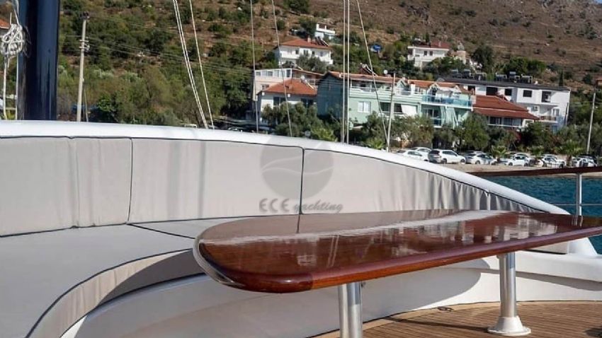 Queen Duru, Ön Güverte