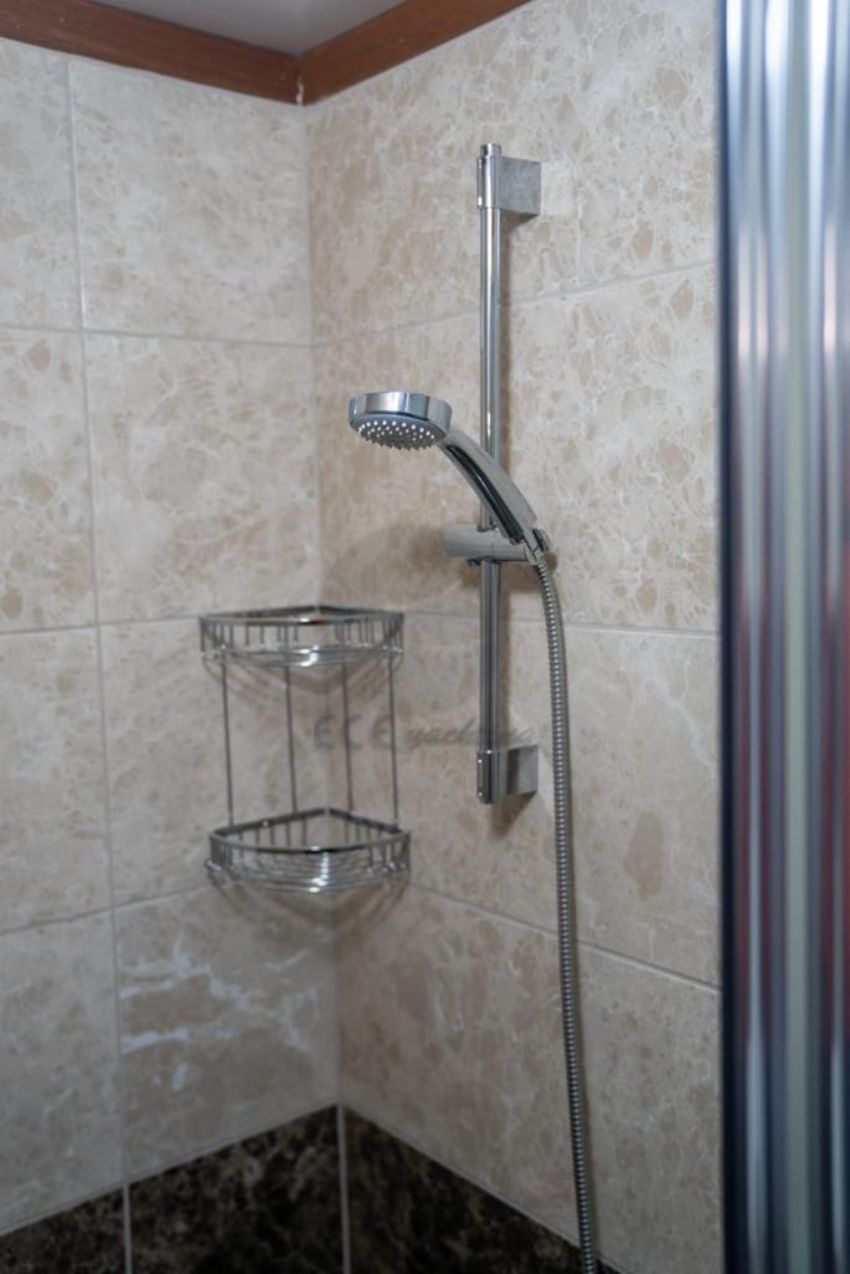 Queen Duru, Banyo & Wc