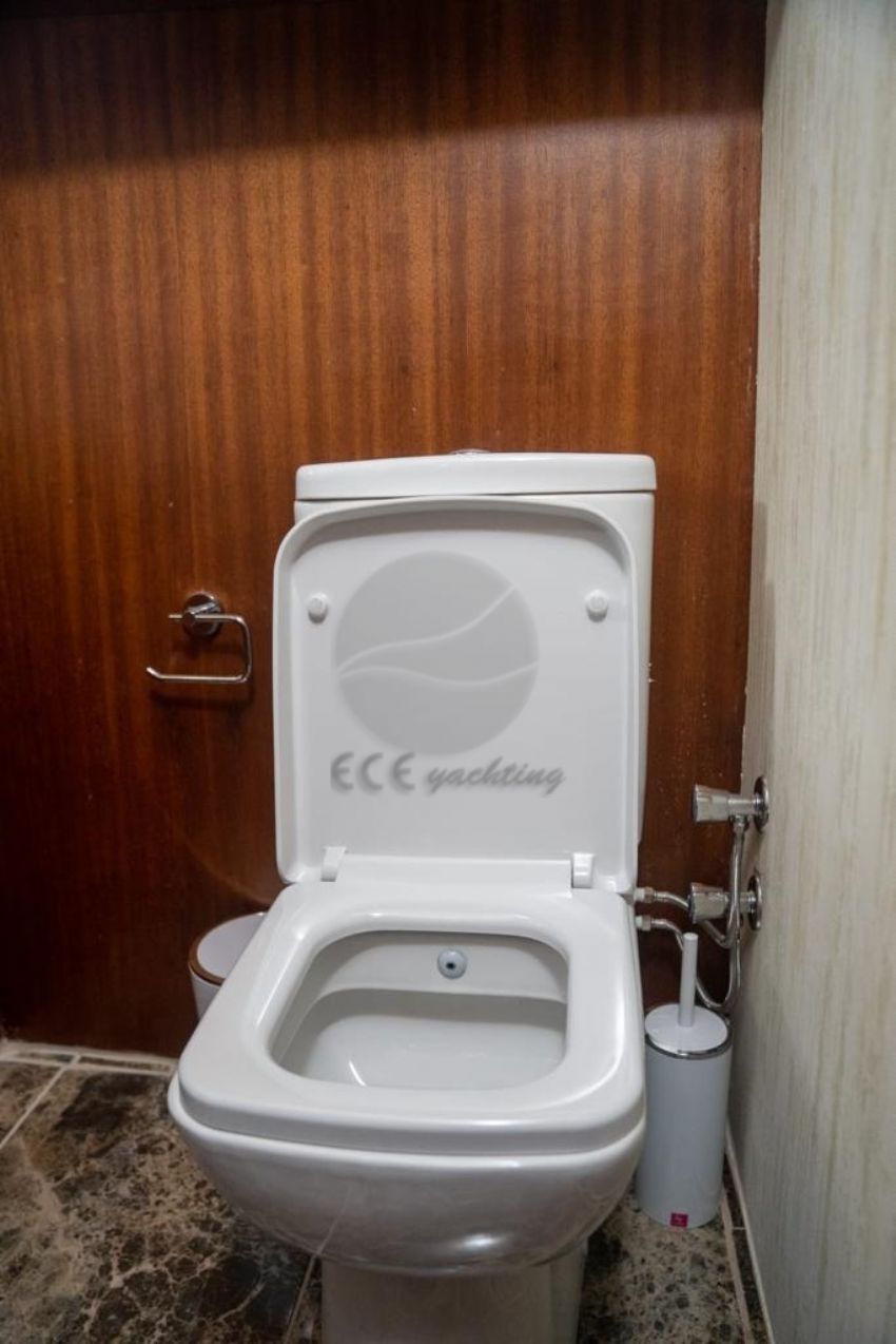 Queen Duru, Banyo & Wc