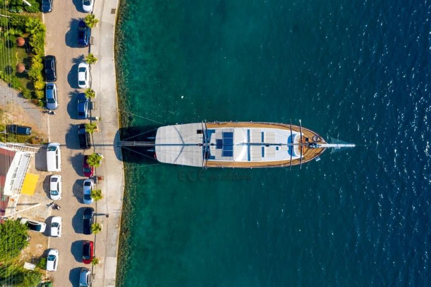 Queen Duru, Dış Görünüm