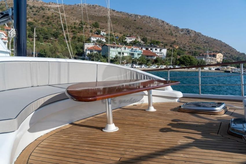 Queen Duru, Ön Güverte