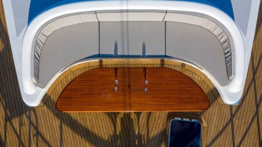 Queen Duru, Ön Güverte