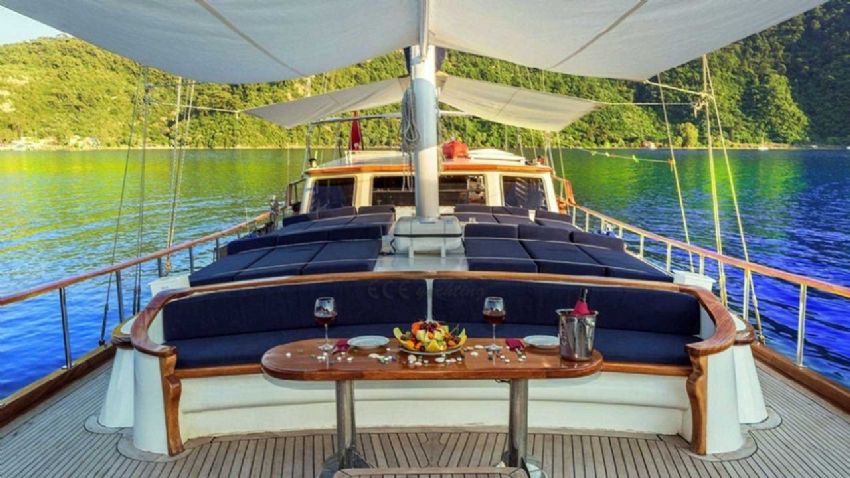 Remzi yılmaz gulet  salon yemek masası.