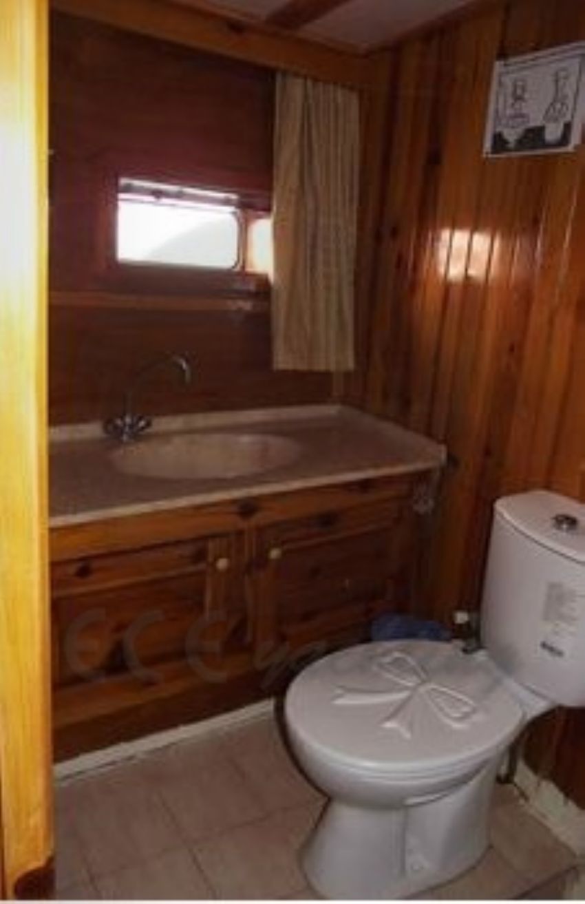 r.oğlu tuvalet. R. Oglu Yacht,  Bathroom.