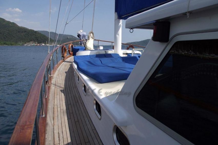 ramazanoğlu teknesi güneşlenme alanı.  R. Oglu Yacht, Port Side Walkway.