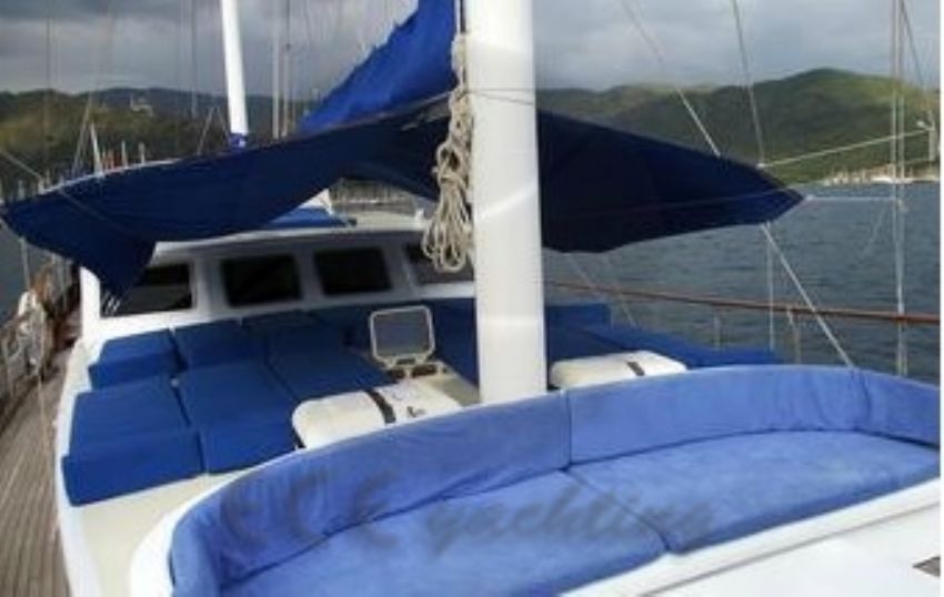 r.oğlu güneşlenme minderleri.  R. Oglu Yacht, Aerial Front Deck.