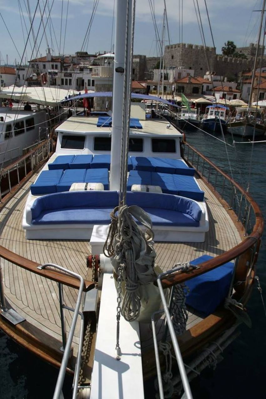 r.oğlu ön güverte.  R. Oglu Yacht, Front Bow View.