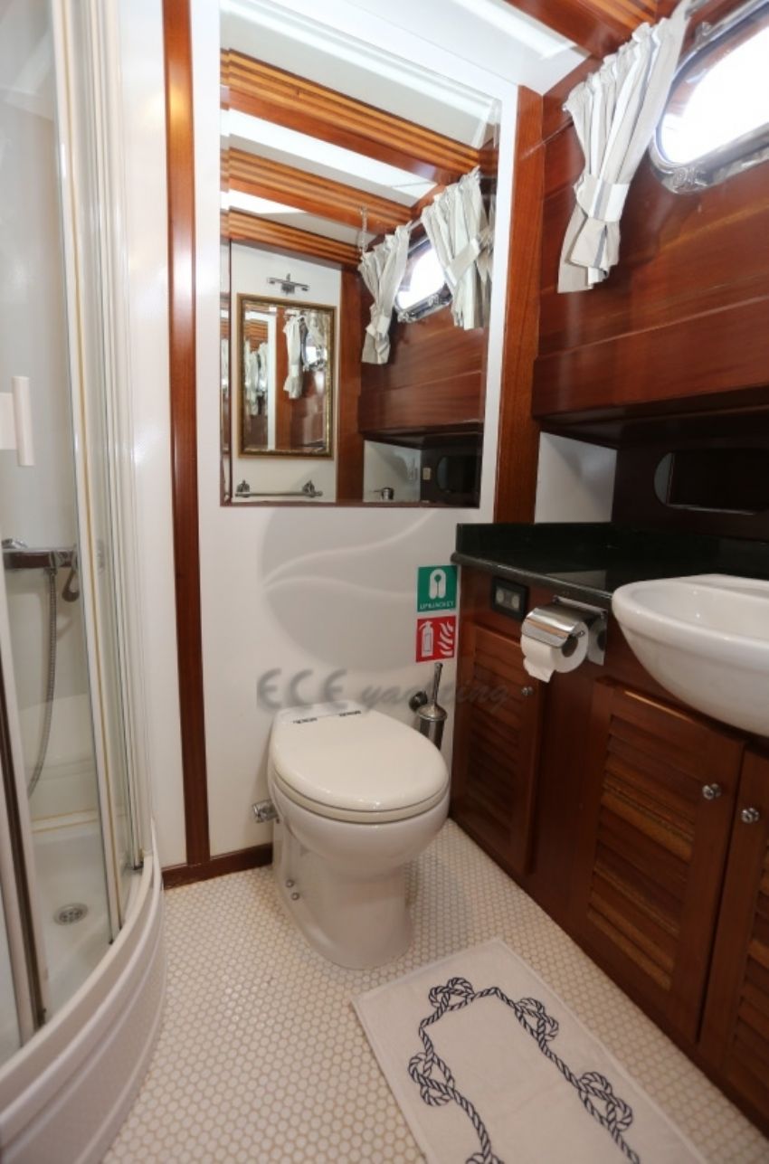 Ros Mare Gulet, En Suite Bathroom.