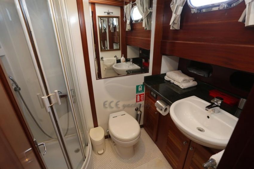 Ros Mare Gulet, Bathroom With Home Style Fittings.