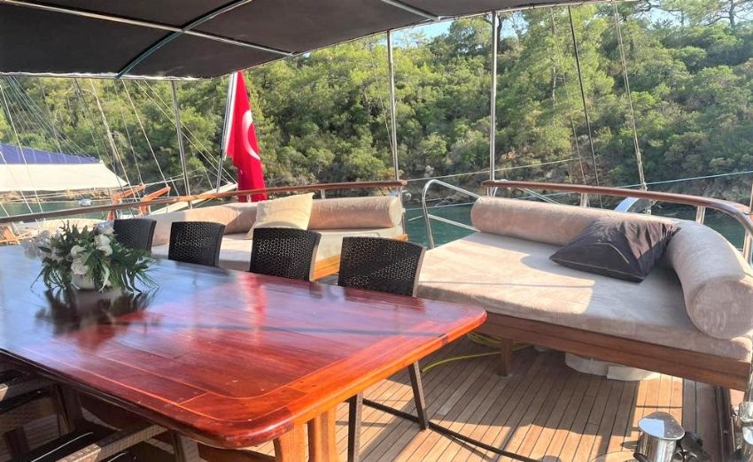 Royal Swan Arka Güverte Oturma Alanı