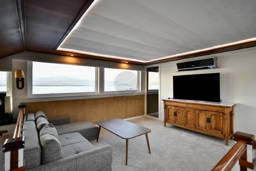 Ruzanna 1 Trawler Salon