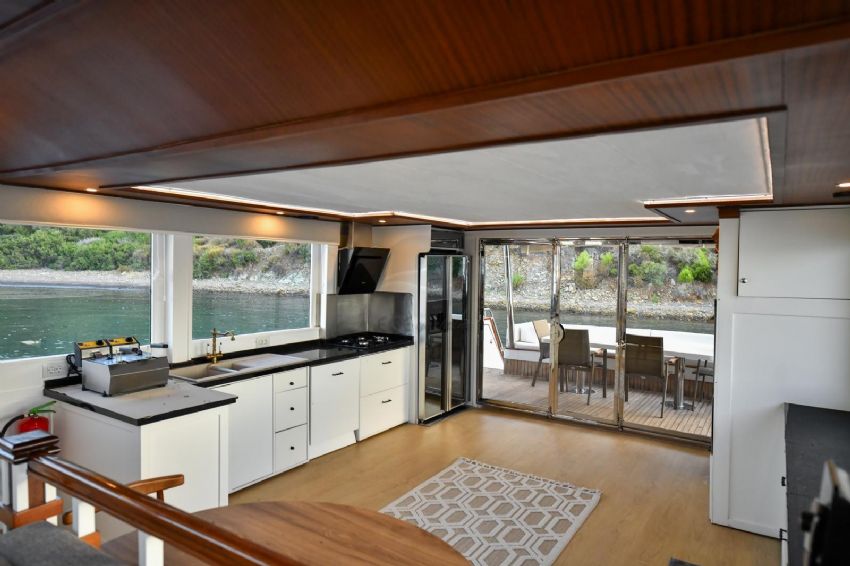 Ruzanna 1 Trawler Salon