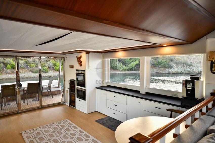 Ruzanna 1 Trawler Salon