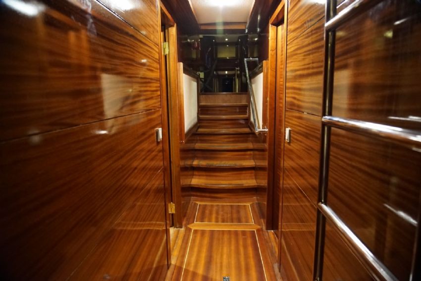 Sadiye Hanim Yacht, Passageway.