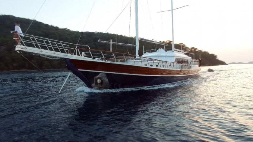 Sadiye Hanim Yacht, Port  Bow.