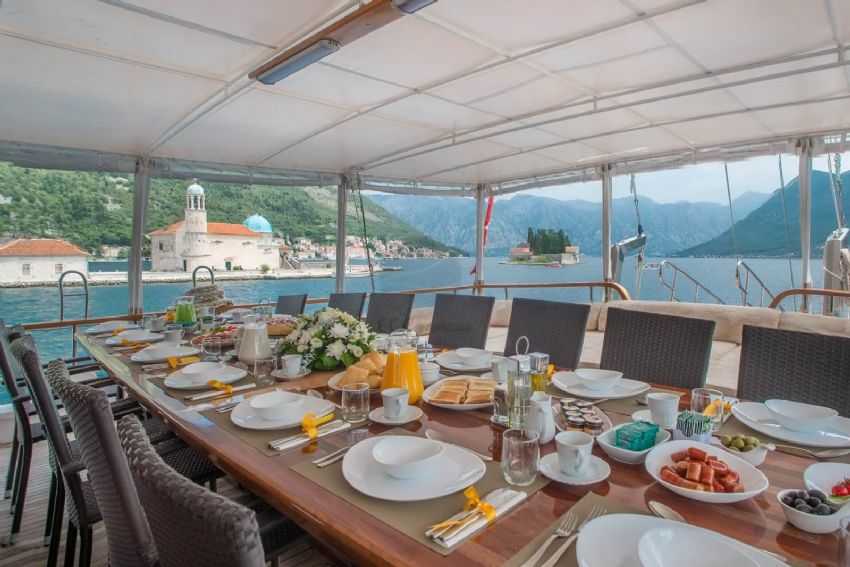 Sadri Usta Arka Yemek Masası