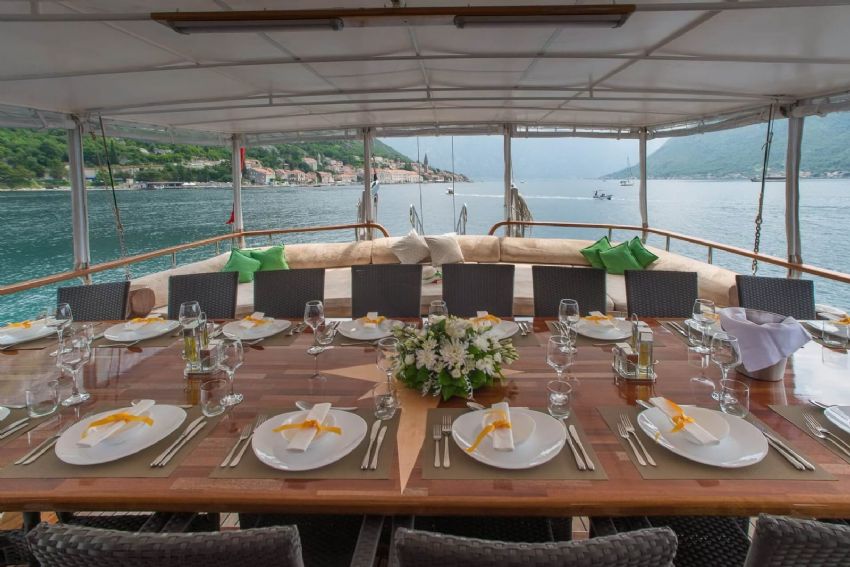 Sadri Usta Arka Yemek Masası