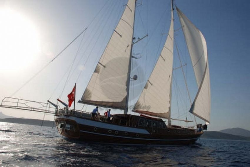 Sagapo teknemiz yelken seyrinde.