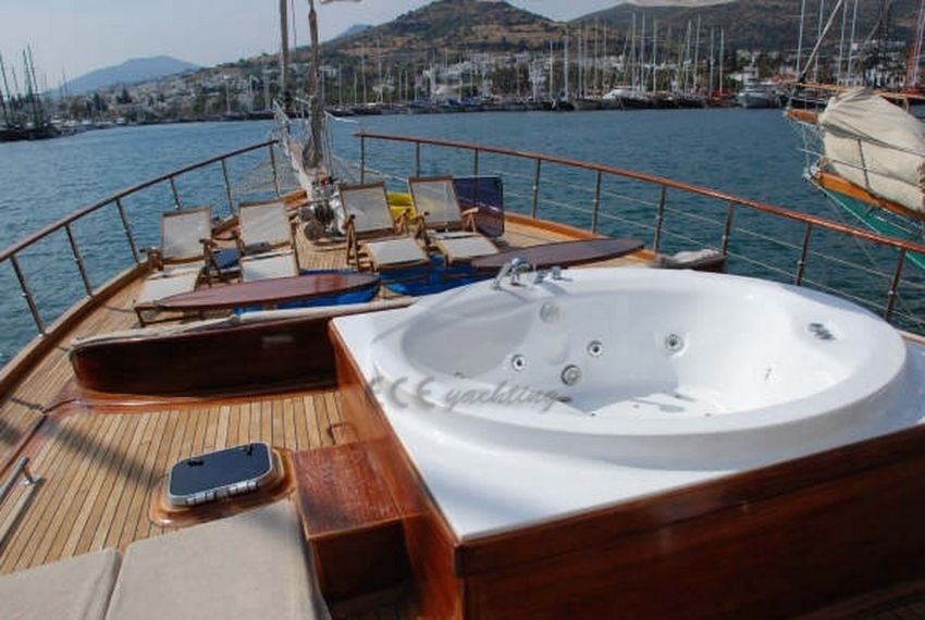 Sagapo ön güvertede bulunan jakuzi.