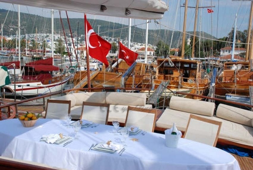 Arka oturma grubu ve yemek masamız.