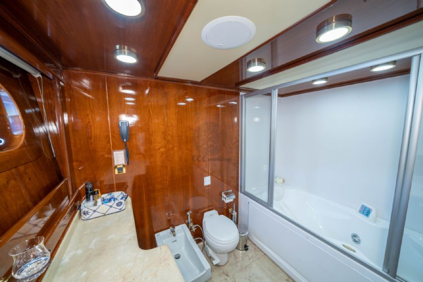Sea Dream Yacht, Bathroom.