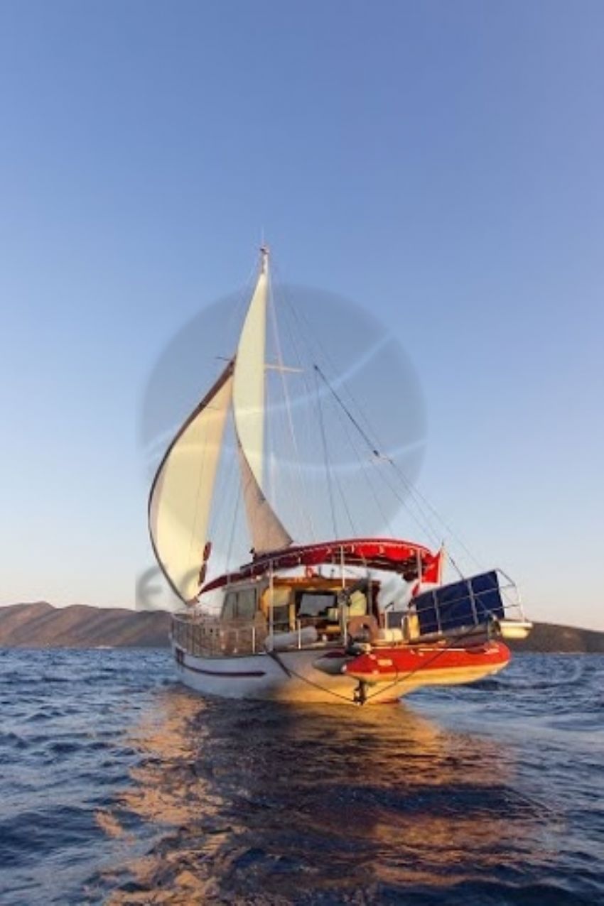 Sea Star Yacht, Sailing Away.