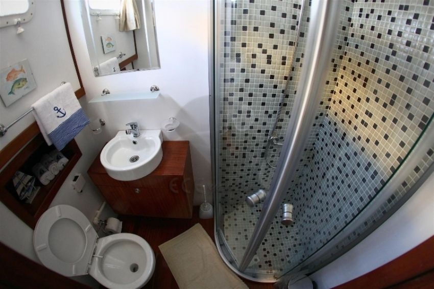 Sea Star Yacht, Bathroom.