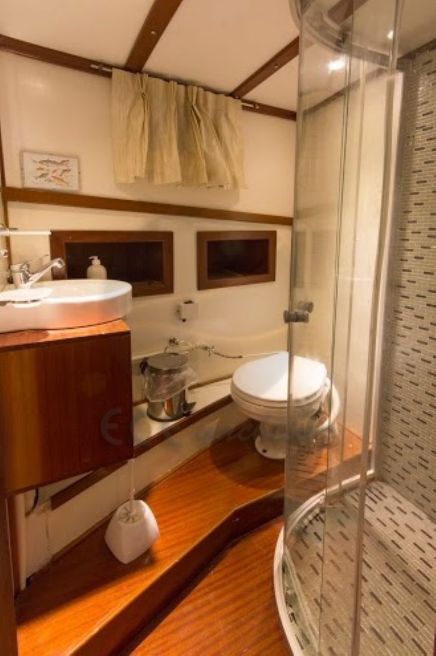 Sea Star Yacht, En Suite W/C.