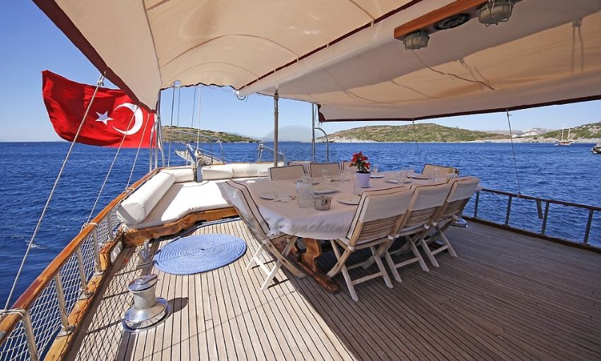 Şeker Ayşe teknesi kabin 3.  Seker Ayse Gulet, Under The Shade.