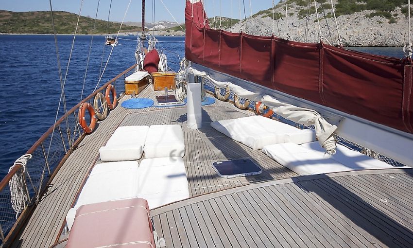 Şeker Ayşe teknesi kabin 2.  Seker Ayse Gulet, Deck Port Side.