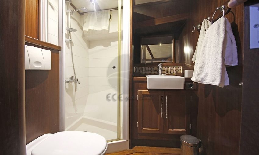 Seker Ayse Gulet, Bathroom.