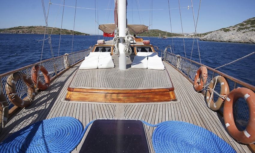 Şeker Ayşe teknesi iç masa 2.  Seker Ayse Gulet, Main Deck.