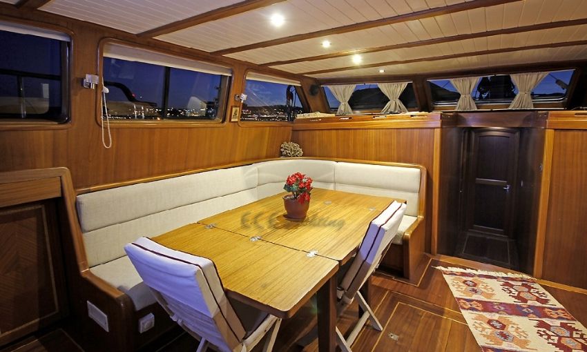 Şeker Ayşe teknesi double kabin.  Seker Ayse Gulet Comfortable Lounge Seating.,