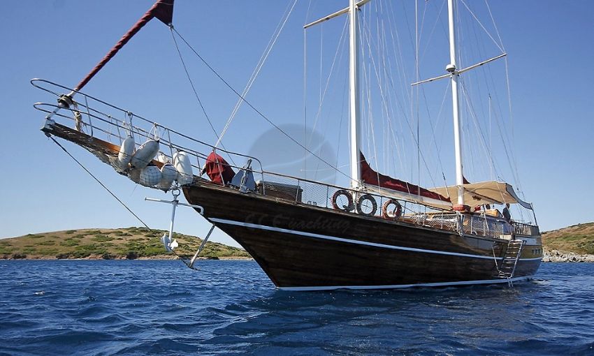 Şeker Ayşe teknesi iç masa.  Seker Ayse Gulet, Front Port.