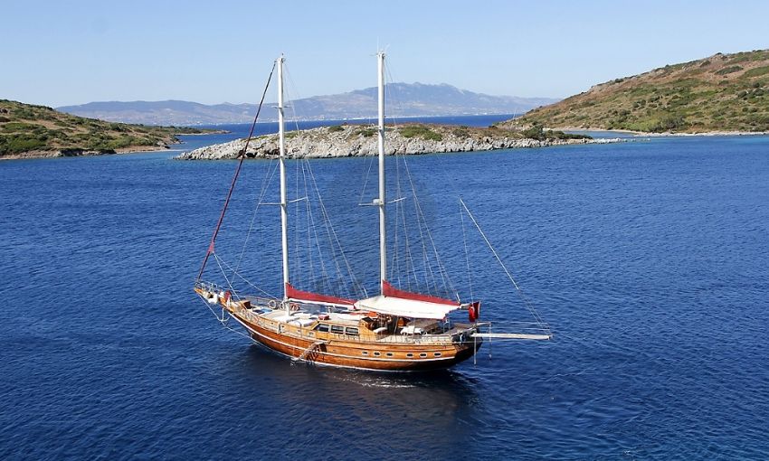 Şeker Ayşe teknesi iç.  Seker Ayse Gulet, Port Side View.