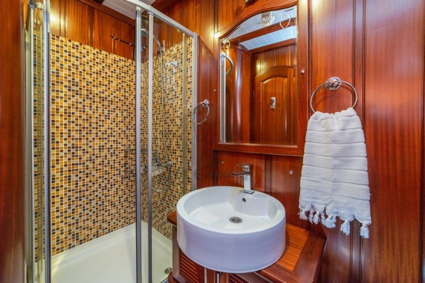 Sema Tuana Yacht, Bathroom.