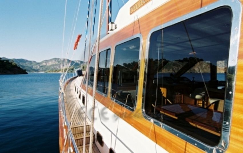 Serenity 70 Yan yürüyüş alanı. Serenity 70 Gulet Port Side.