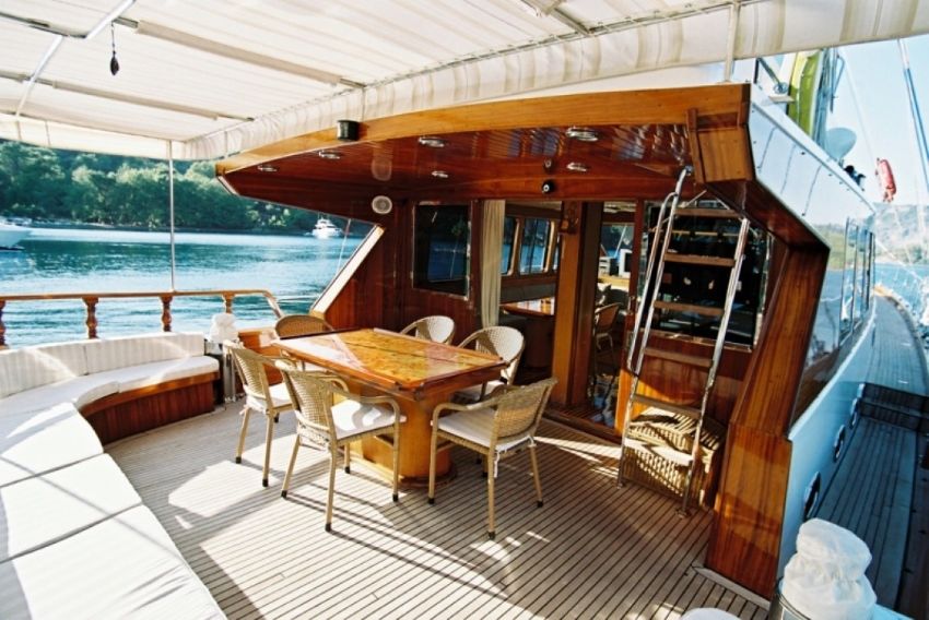 Serenity arka oturma grubu. Serenity 70 Gulet Aft Deck.