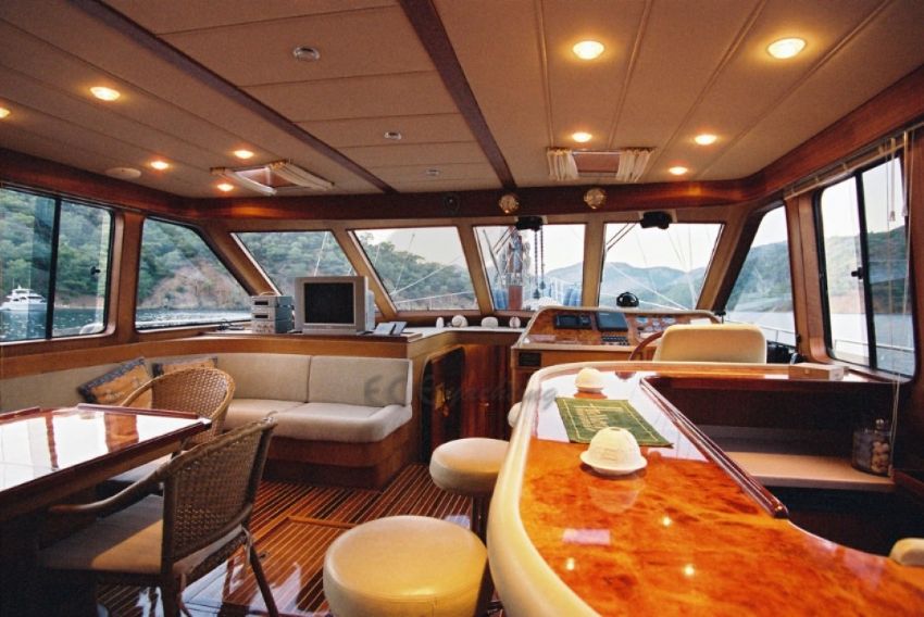 Serenity 70 Tekne salonu. Serenity 70 Gulet Lounge