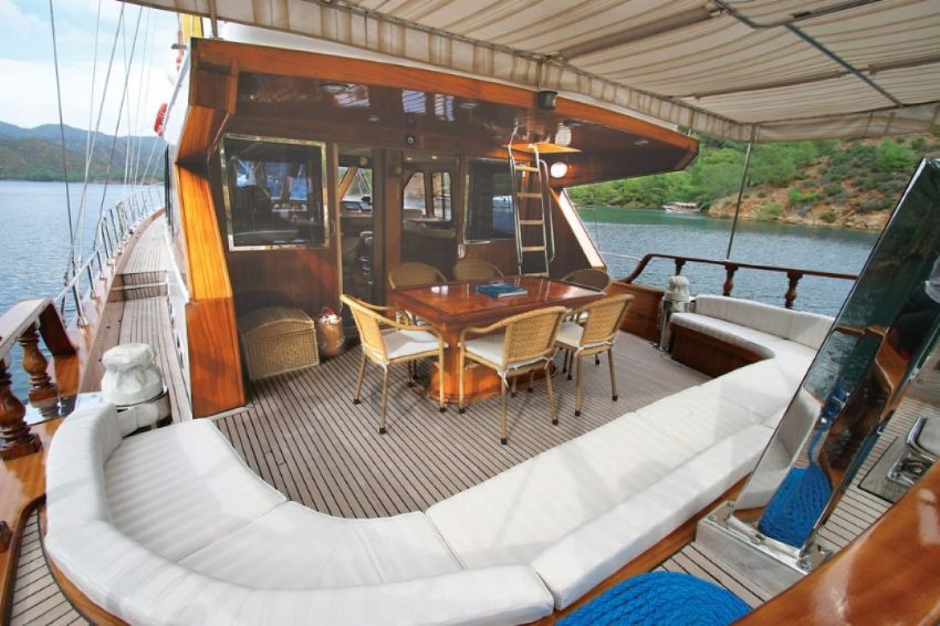 Serenity 70 yaşam alanı. Serenity 70 Gulet Comfortable Seating.