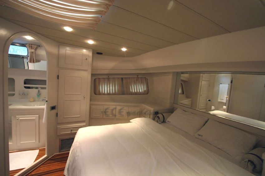 baş master kabin. Serenity 70 Gulet Master Suite.