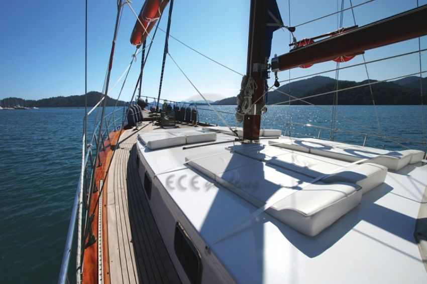 Serenity 70 güneşlenme alanı. Serenity 70 Gulet Front Deck.