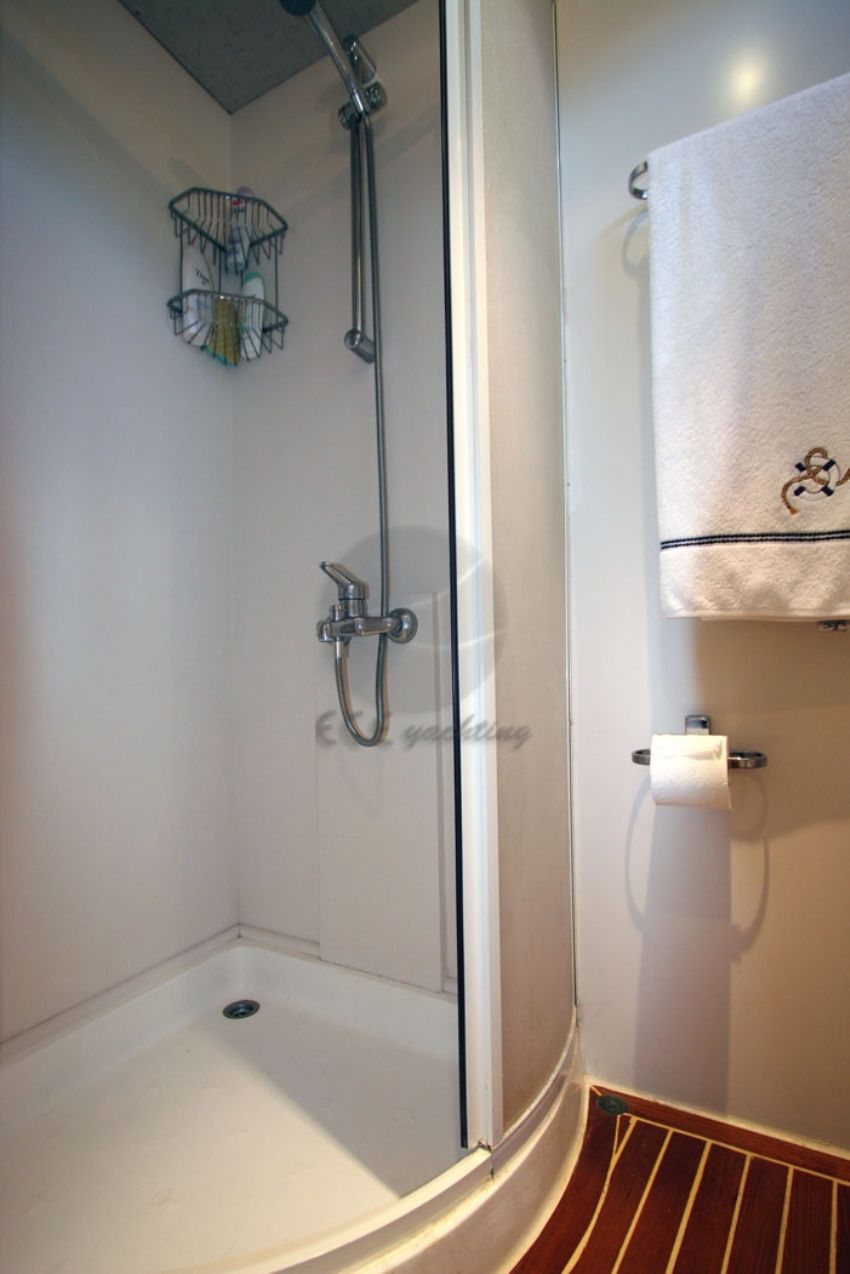 Banyo / duşakabin. Serenity 70 Gulet Shower.