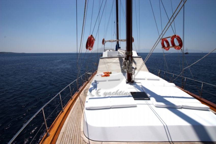 Tekne güneşlenme alanı. Serenity 70 Gulet Sunbeds.