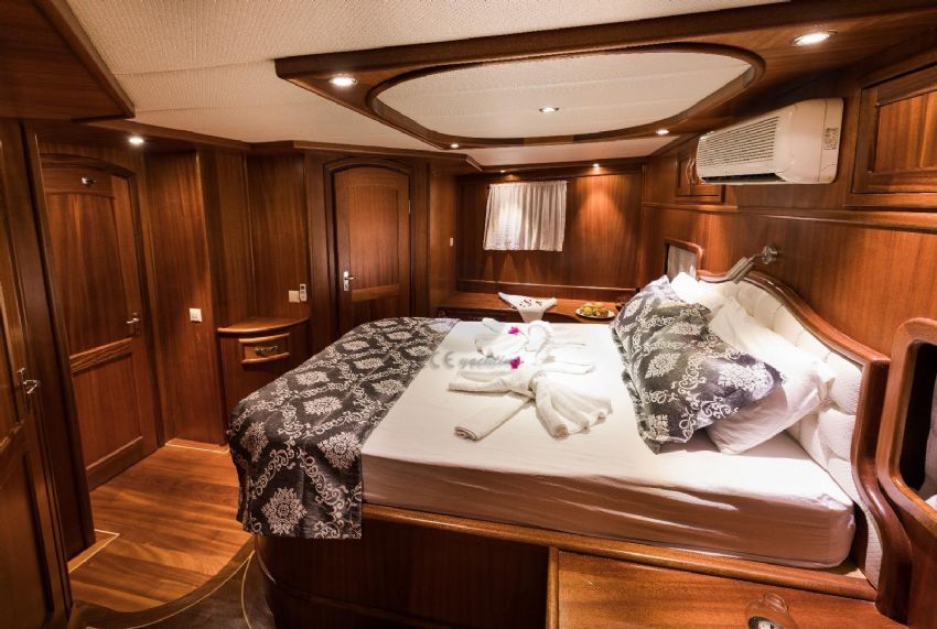 Seven 1 Yacht, Bathroom.